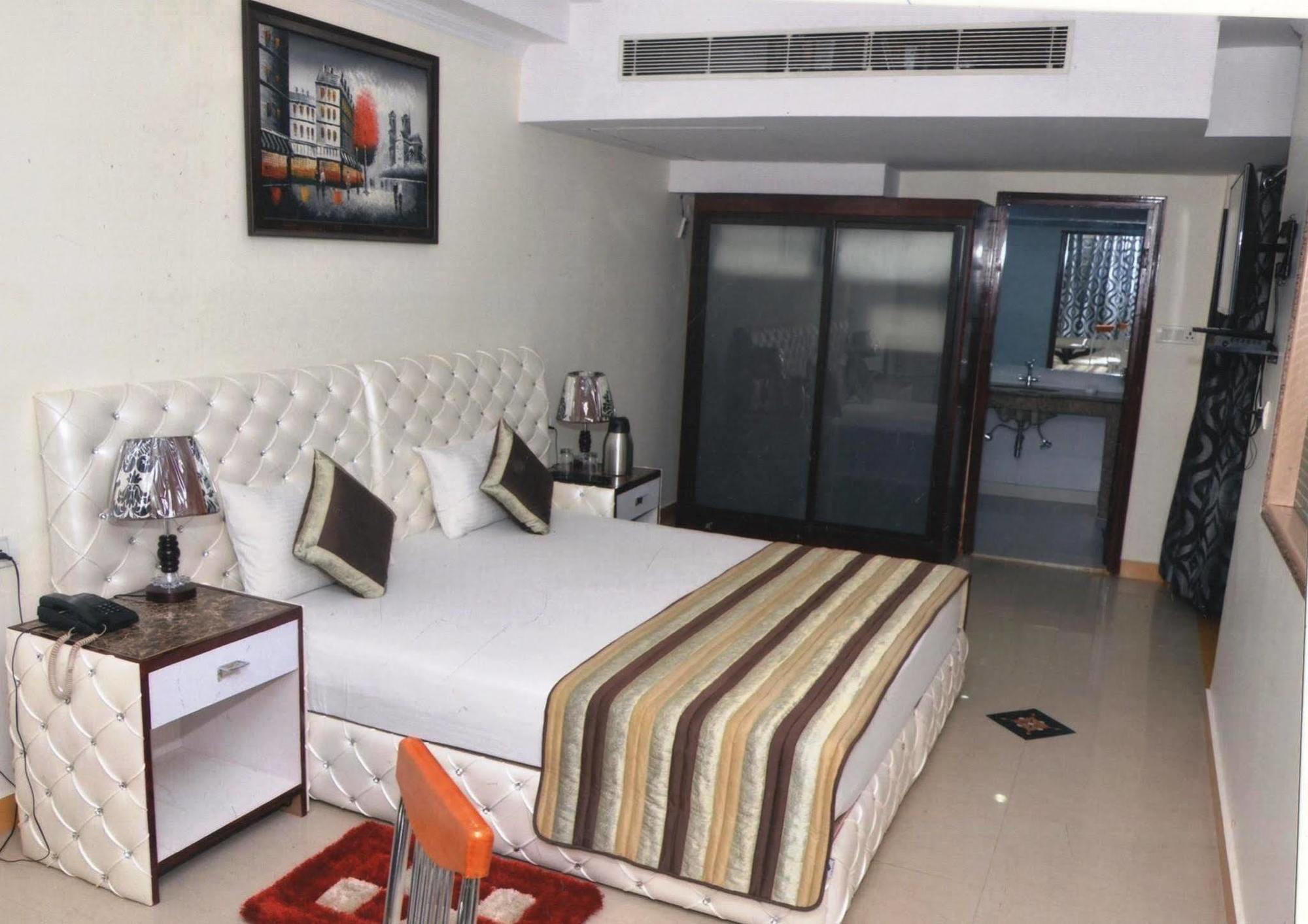 Delite Sarovar Portico Faridabad Exterior foto